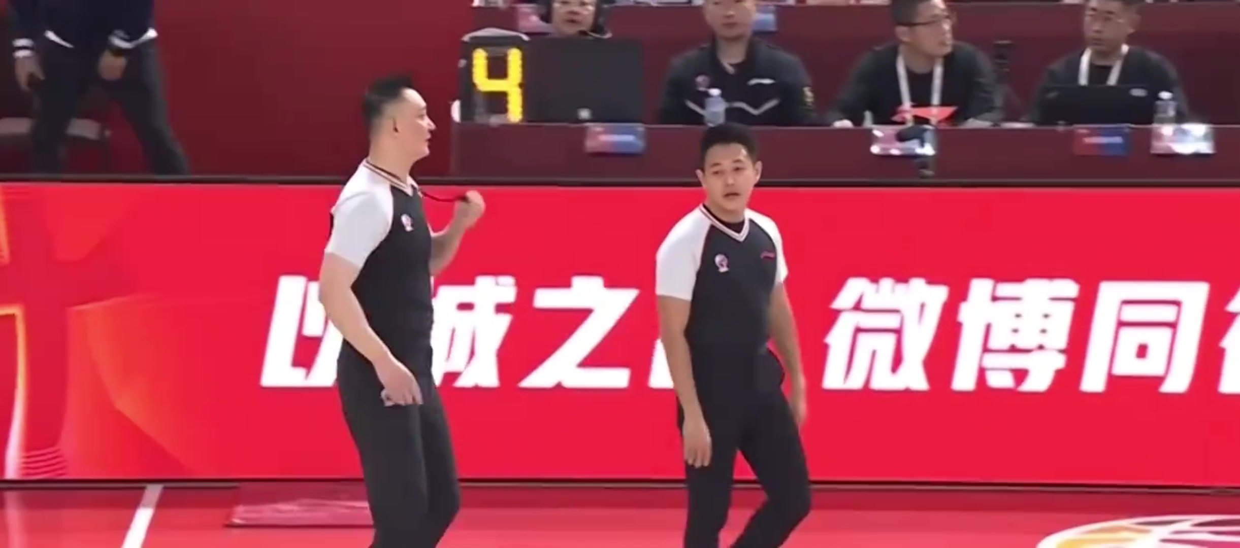 被聯(lián)盟罰款2萬杜鋒上場(chǎng)怒噴主裁判CTMD對(duì)面拉人你不判