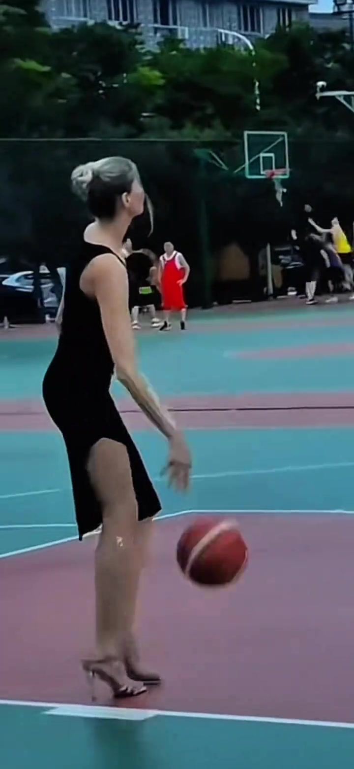 又美又颯俄羅斯美女EraShera穿高跟裙子在籃球場(chǎng)上打球