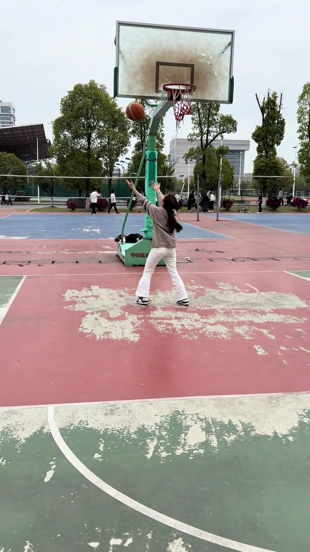 女大學(xué)生三步上籃雖然菜但真的可愛(ài)呀
