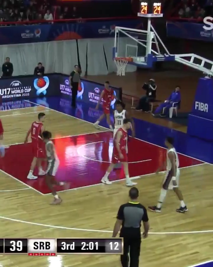 16歲來打U1716歲的杰倫格林在FIBA賽場上肆意飛翔