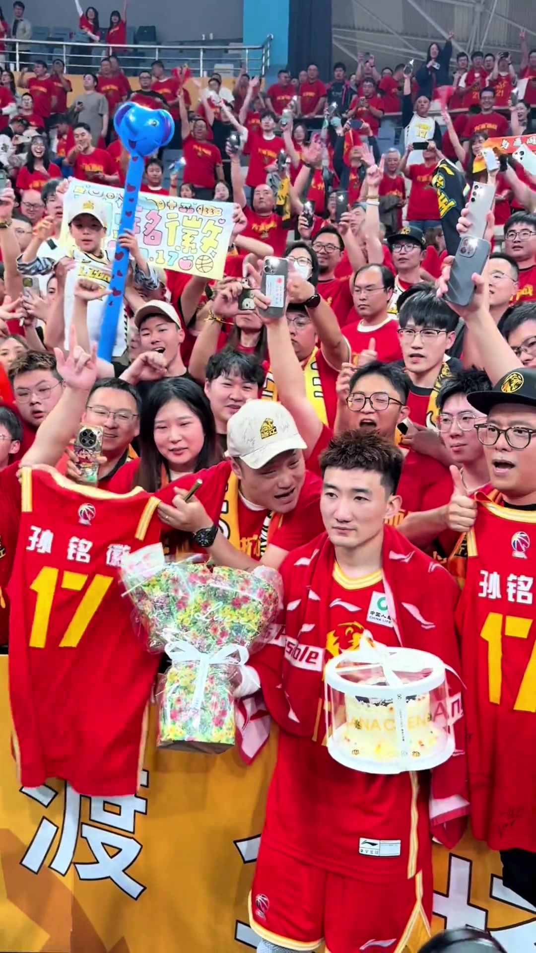 廣廈現(xiàn)場球迷賽后為孫銘徽過生日 賽場齊唱生日歌