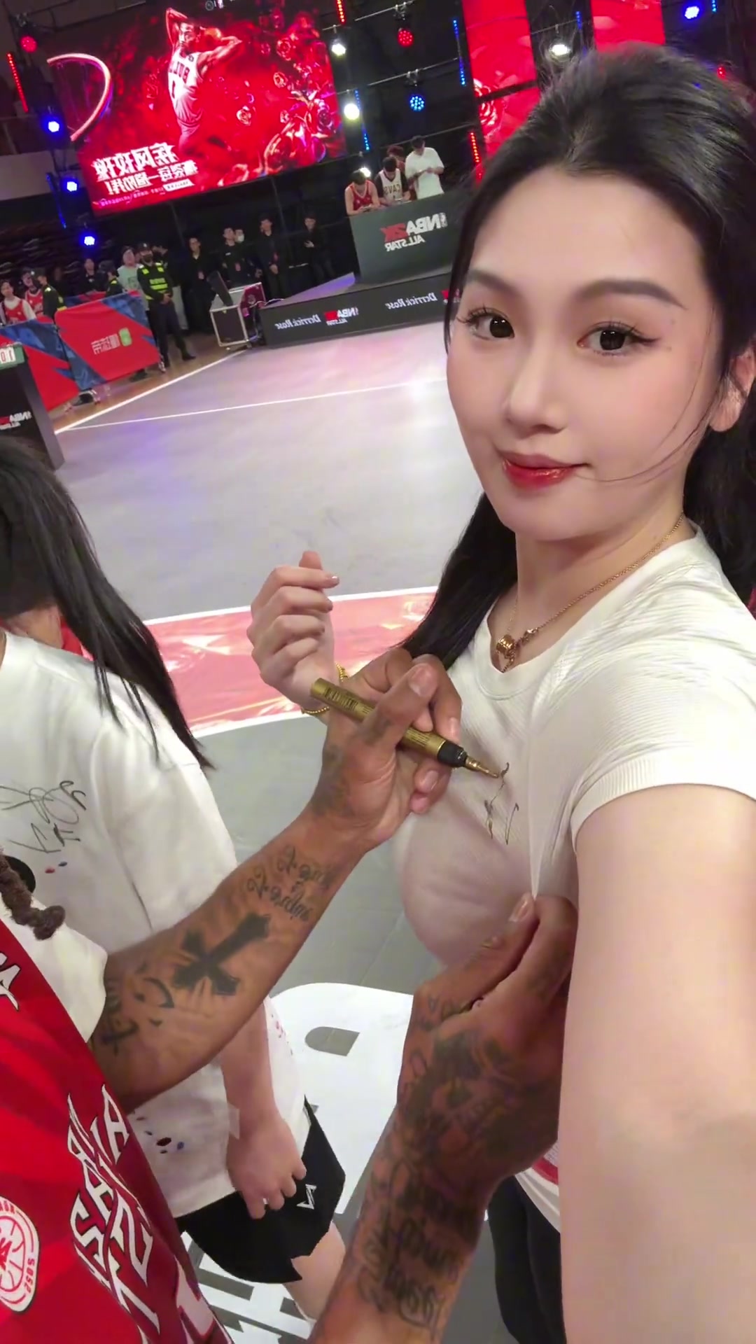關(guān)鍵這簽名的位置羅斯給國產(chǎn)卡戴珊肘姐衣服上簽名