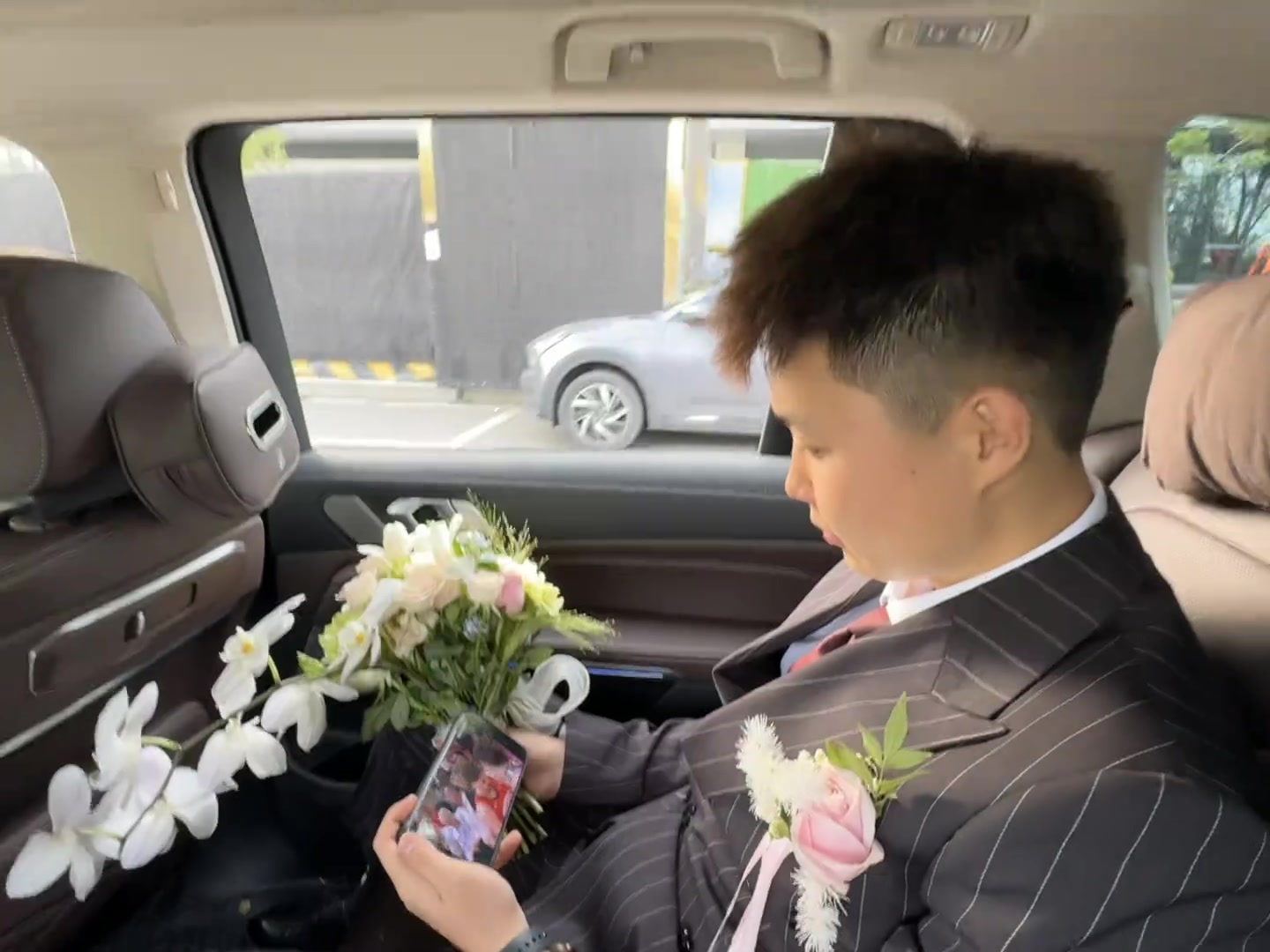 看個球順便結(jié)個婚新郎婚車上偷瞄火勇生死戰(zhàn)