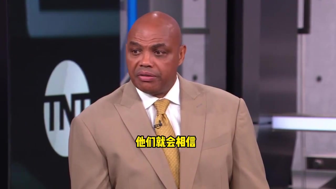 巴克利約基奇在控制著這支球隊(duì)之前很少看他暫停時情緒激動