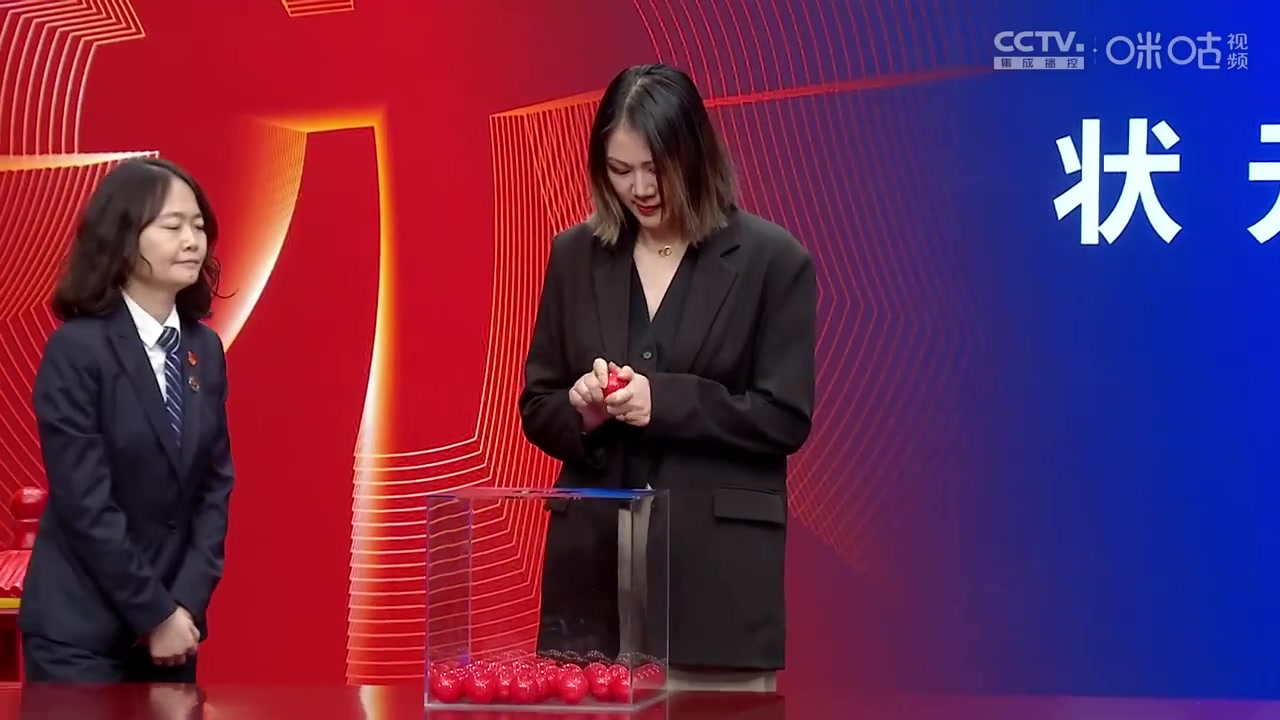 江蘇男籃的女經(jīng)理參加抽簽這顏值和身材真不錯(cuò)呀