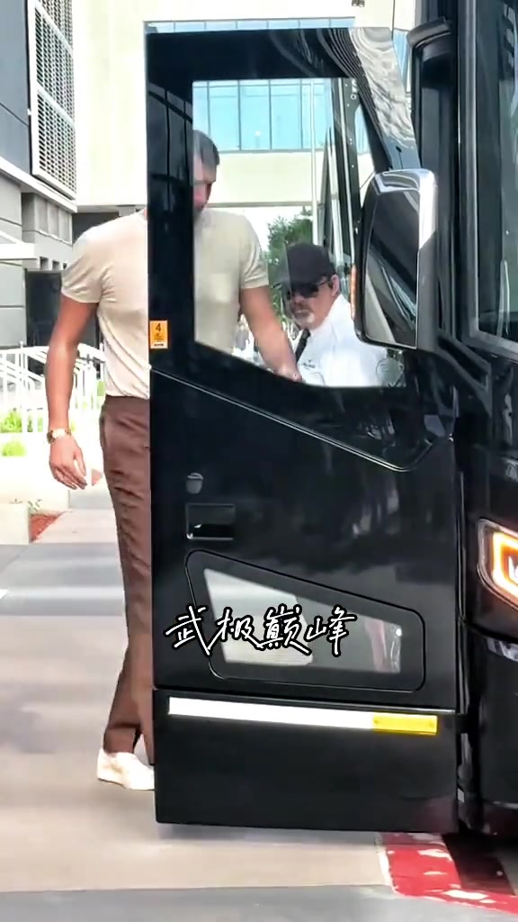 很難聽(tīng)雷霆球迷蹲在掘金大巴車前逐一問(wèn)候