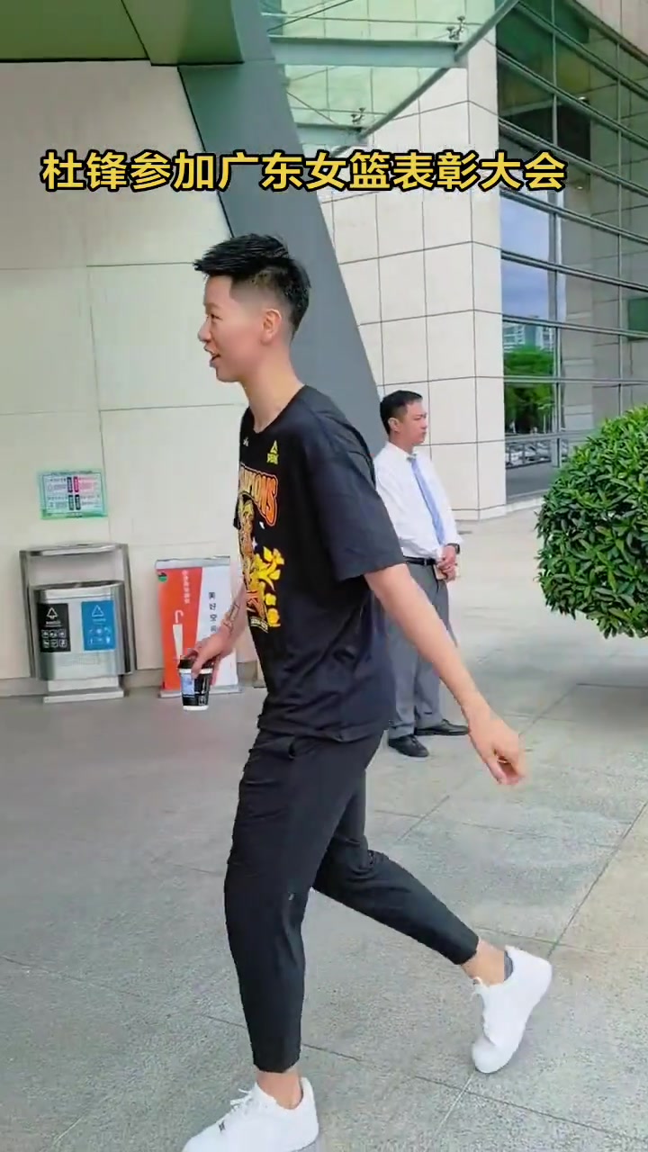 杜鋒參加?xùn)|莞女籃表彰大會(huì)