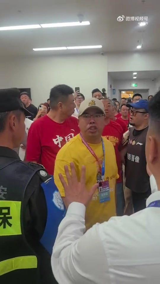 貼臉開(kāi)大賽后廣廈球迷在客隊(duì)更衣室門口瘋狂輸出