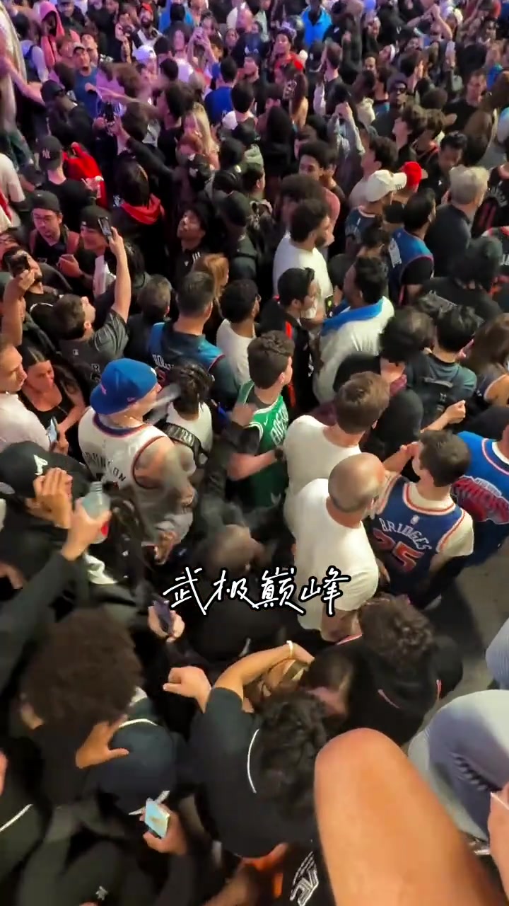 這也太勇了綠軍球迷賽后在尼克斯球迷的嘲諷中離開(kāi)...