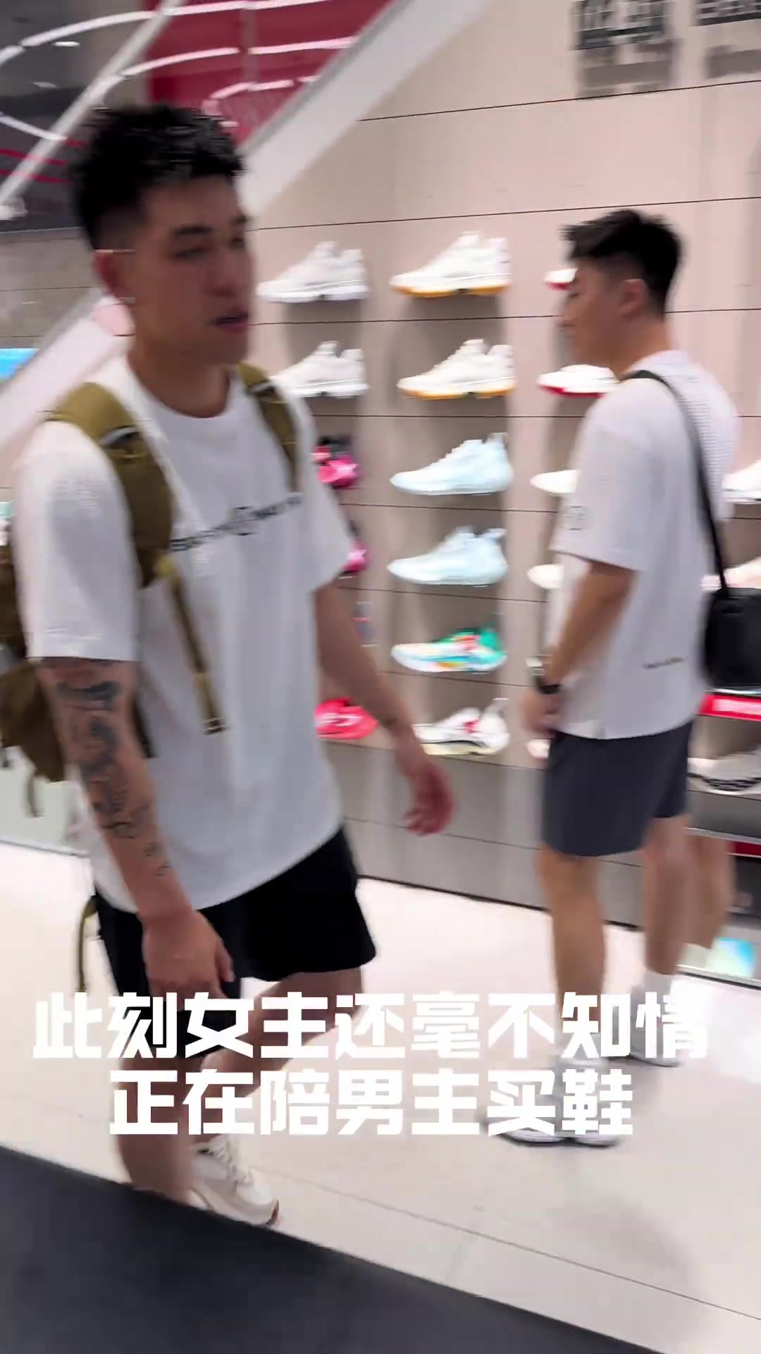 李寧拉塞爾中國行期間Dlo現(xiàn)身粉絲求婚現(xiàn)場送上美好祝愿