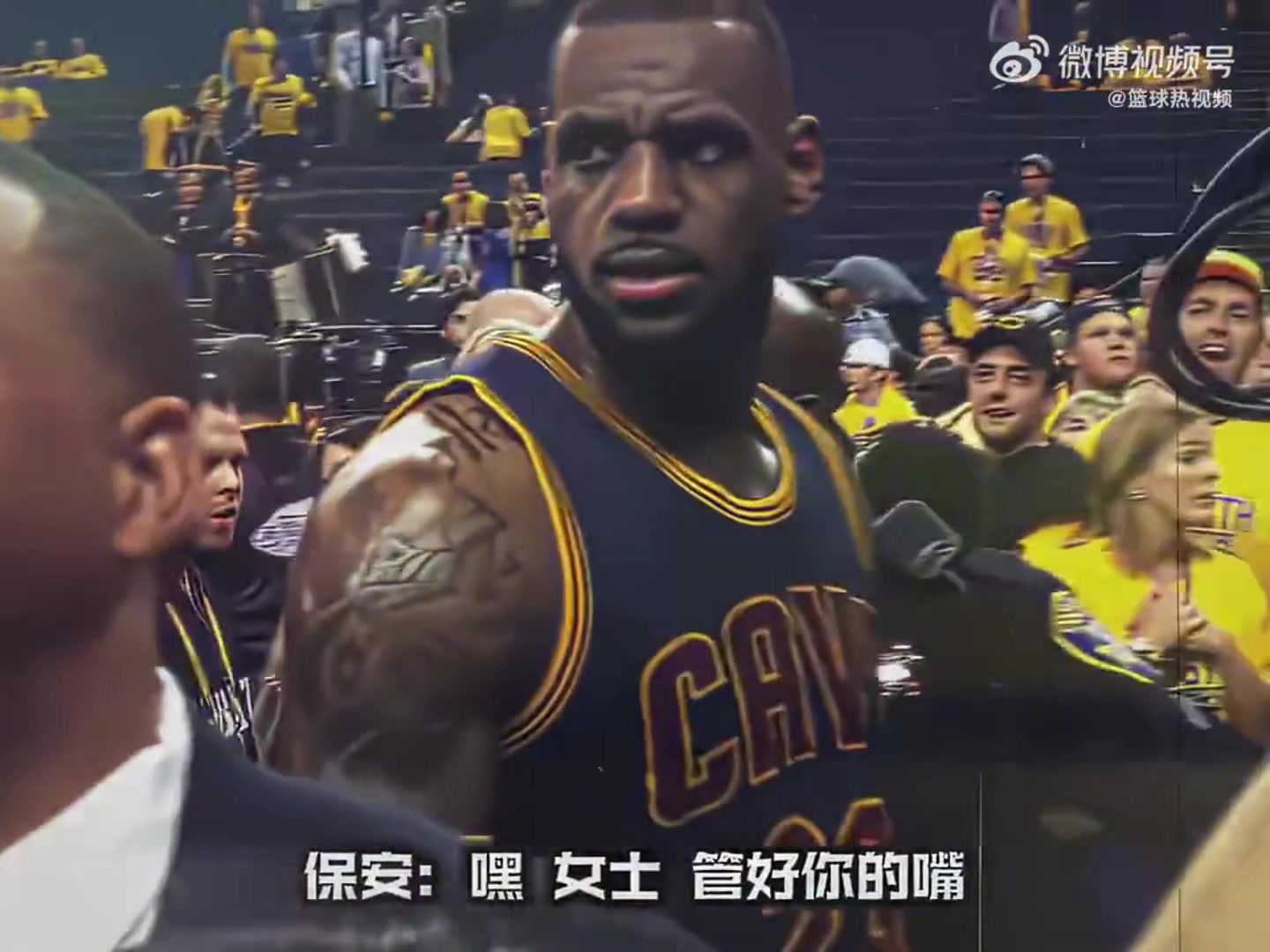 勇士場(chǎng)邊球迷罵詹姆斯當(dāng)孬種的感覺(jué)怎么樣老詹停下來(lái)看了一眼沒(méi)有理會(huì)