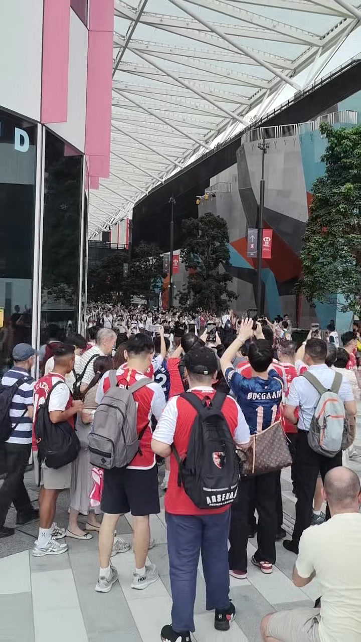 大軍壓境中國香港場外熱刺球迷組團(tuán)進(jìn)入球場槍迷送上噓聲